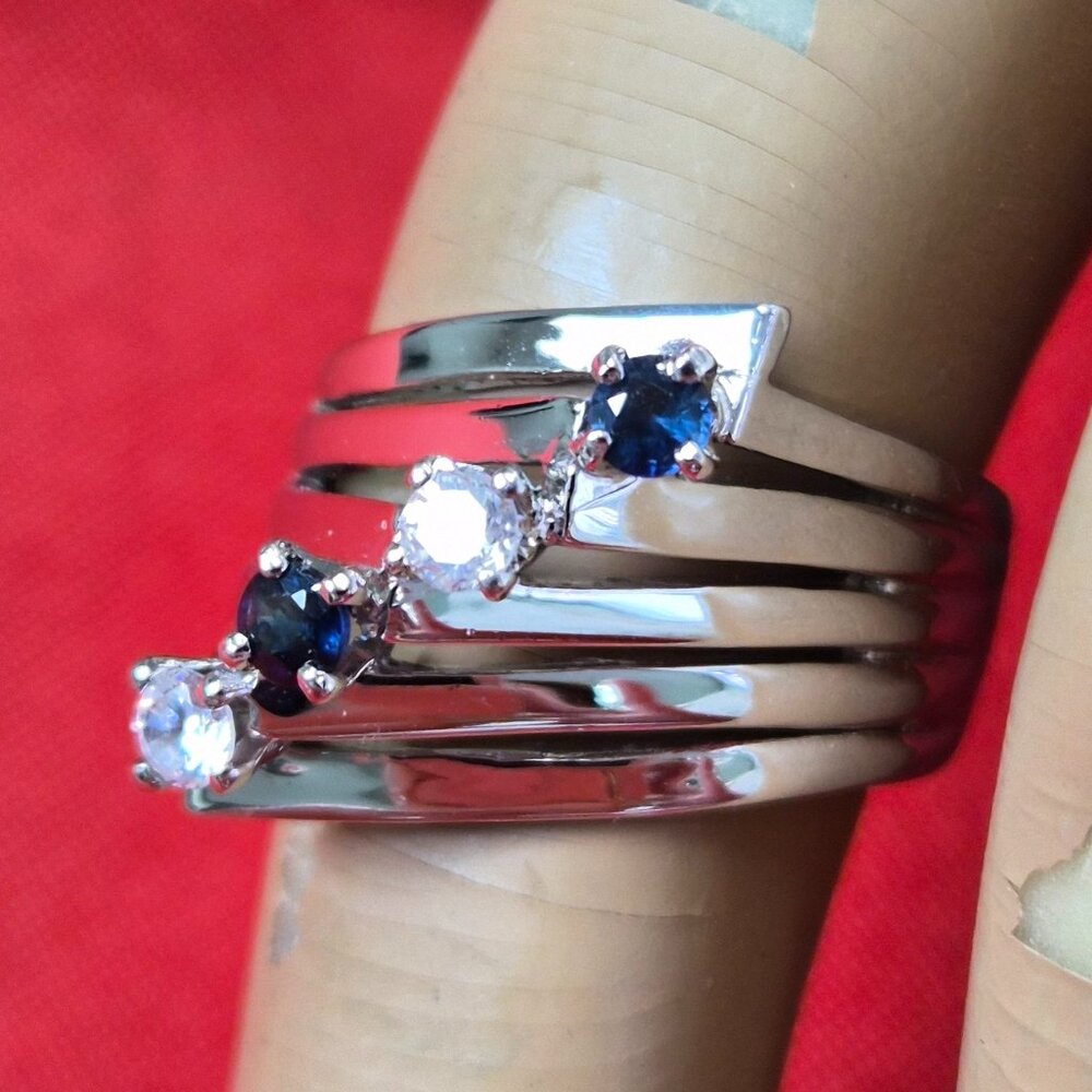 Lot of six costume jewelry rings great condition assorted sizes